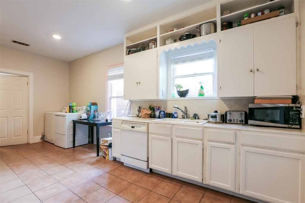 308 E 32nd St - Photo 6