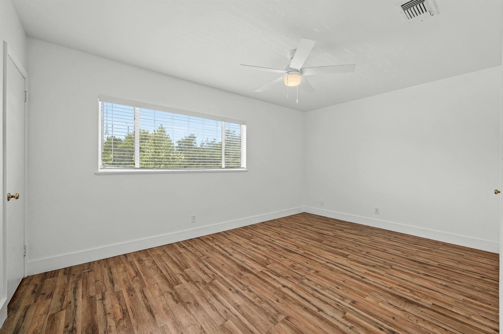 2401 Winsted Ln - Photo 12