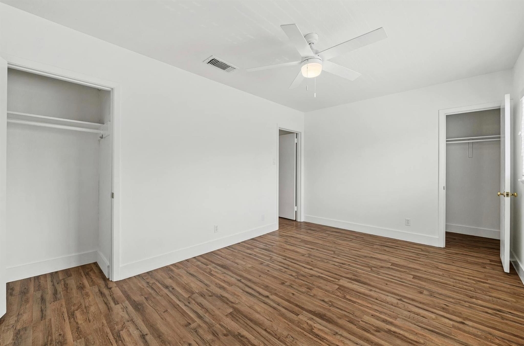 2401 Winsted Ln - Photo 13