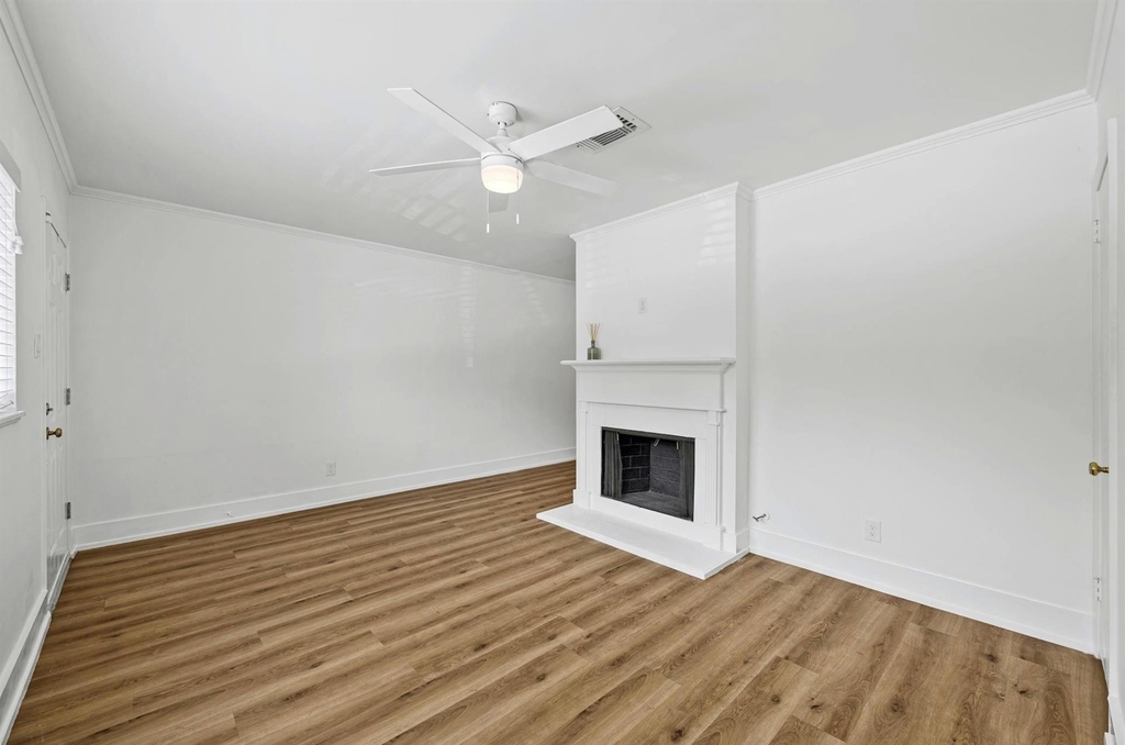 2401 Winsted Ln - Photo 4