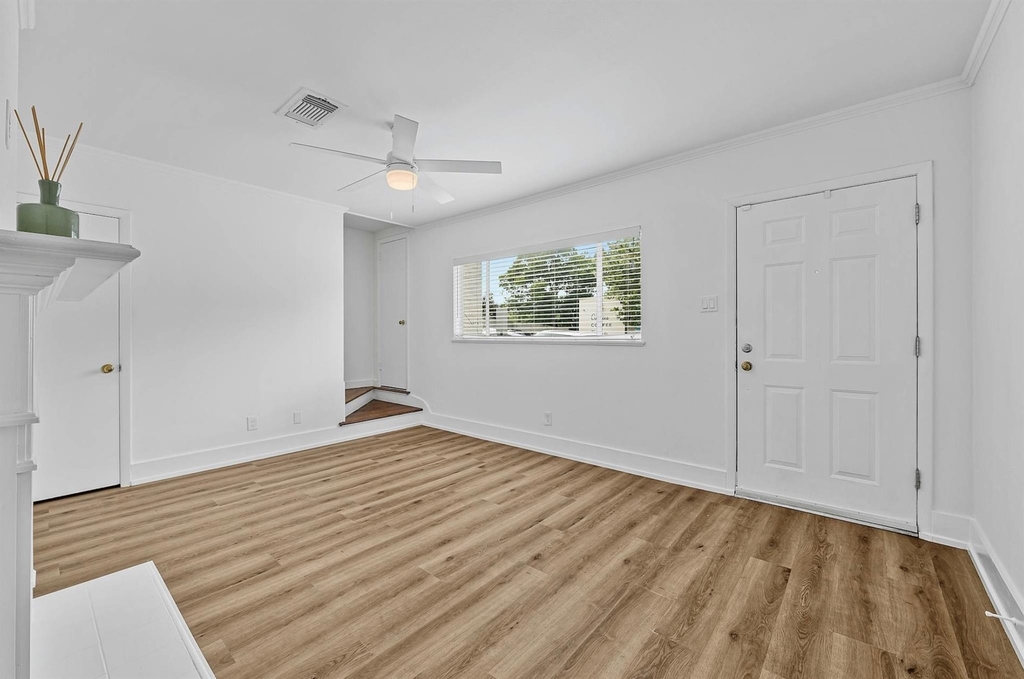 2401 Winsted Ln - Photo 2