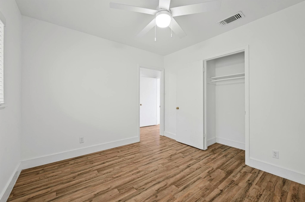 2401 Winsted Ln - Photo 17