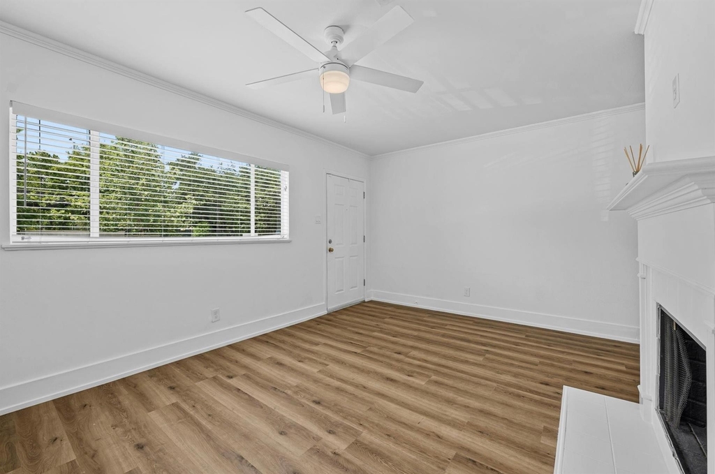 2401 Winsted Ln - Photo 3