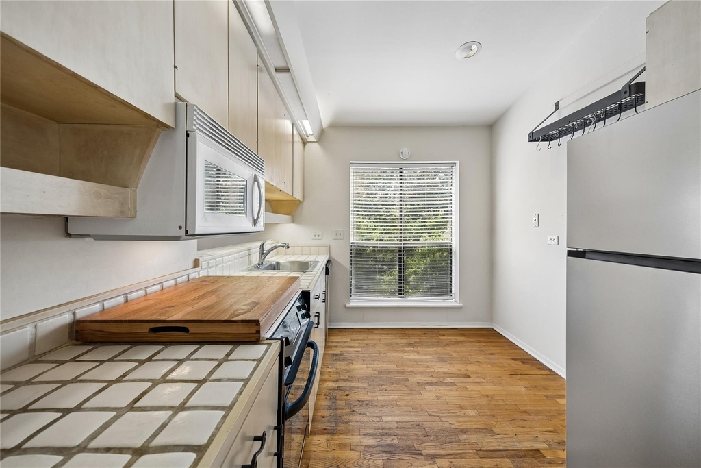409 E 38th St - Photo 5