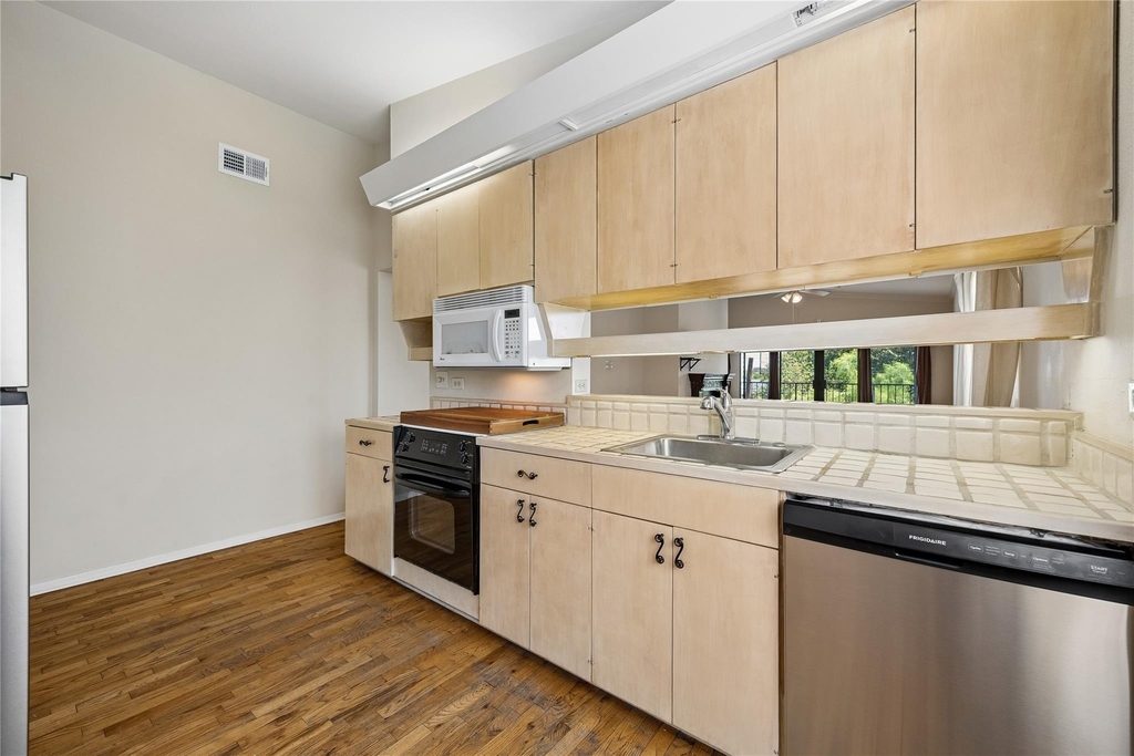 409 E 38th St - Photo 4
