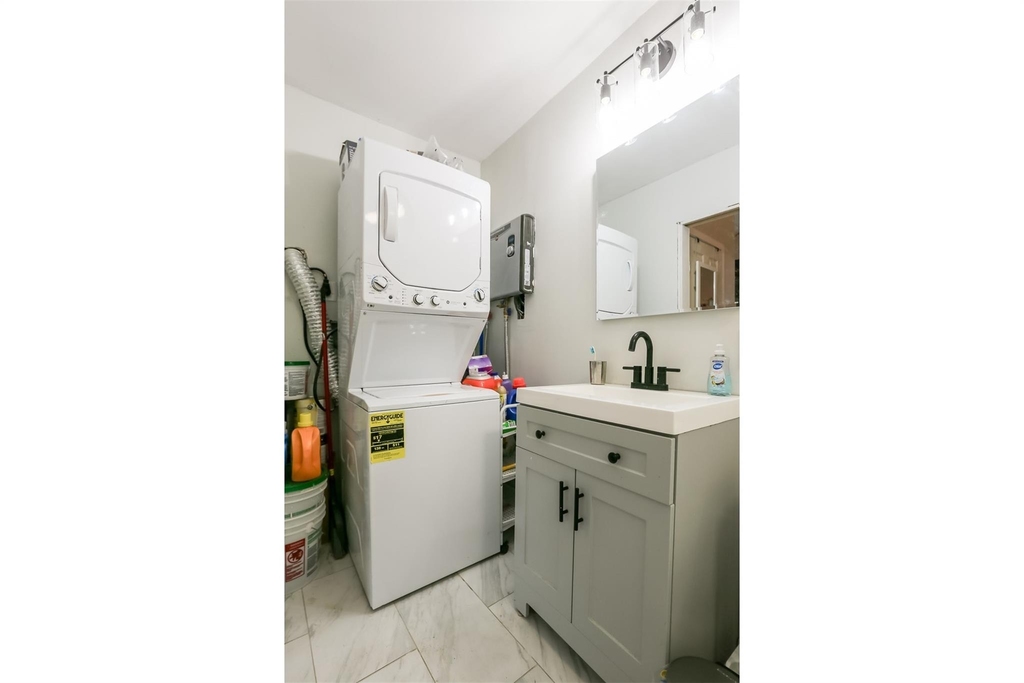 308 E 32nd St - Photo 34