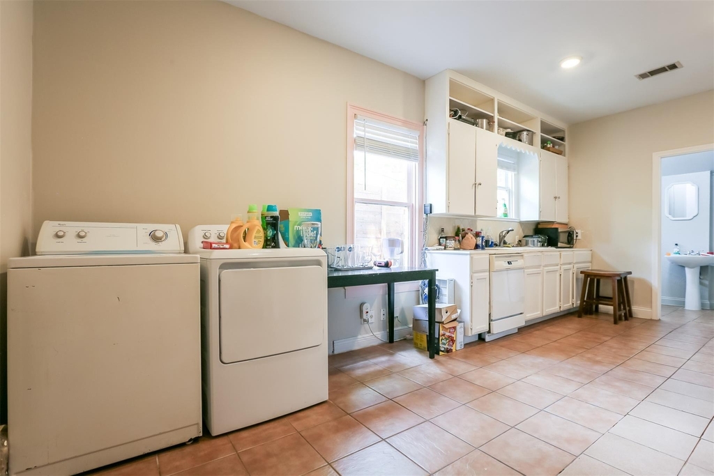 308 E 32nd St - Photo 5