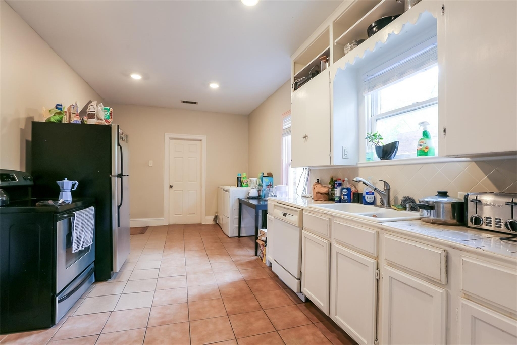 308 E 32nd St - Photo 3