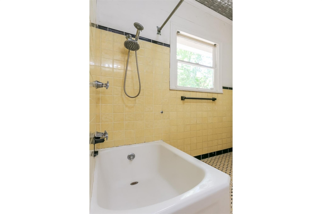 308 E 32nd St - Photo 14