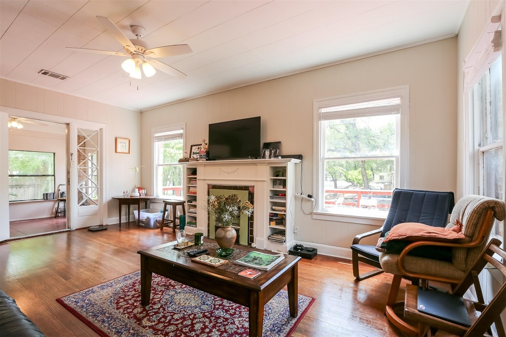 308 E 32nd St - Photo 1