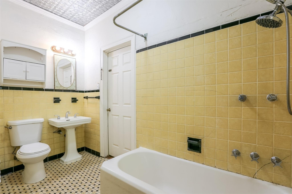 308 E 32nd St - Photo 13