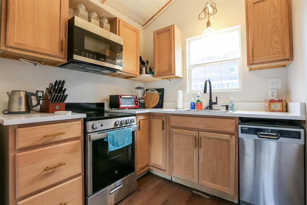 308 E 32nd St - Photo 28