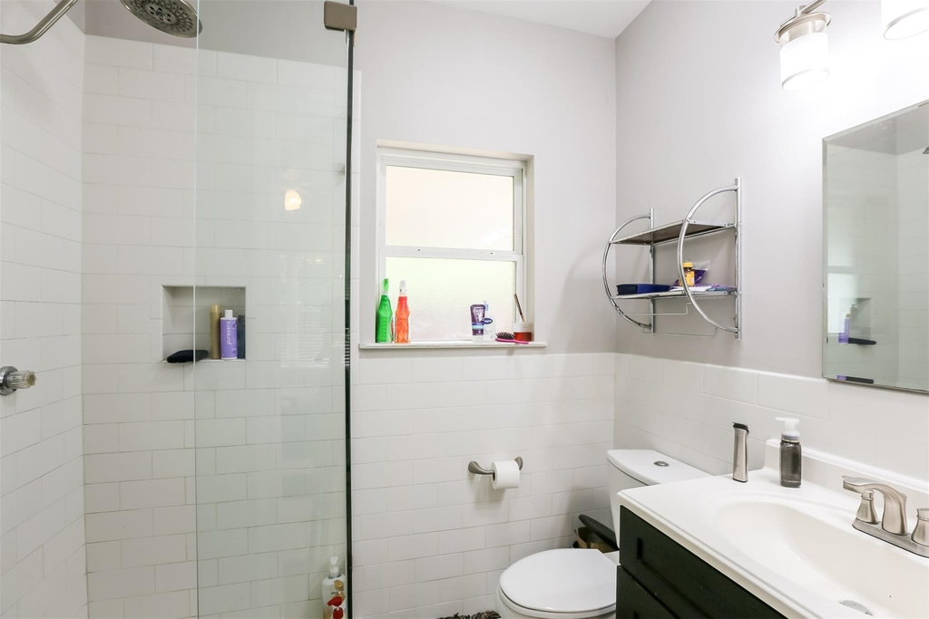 308 E 32nd St - Photo 8