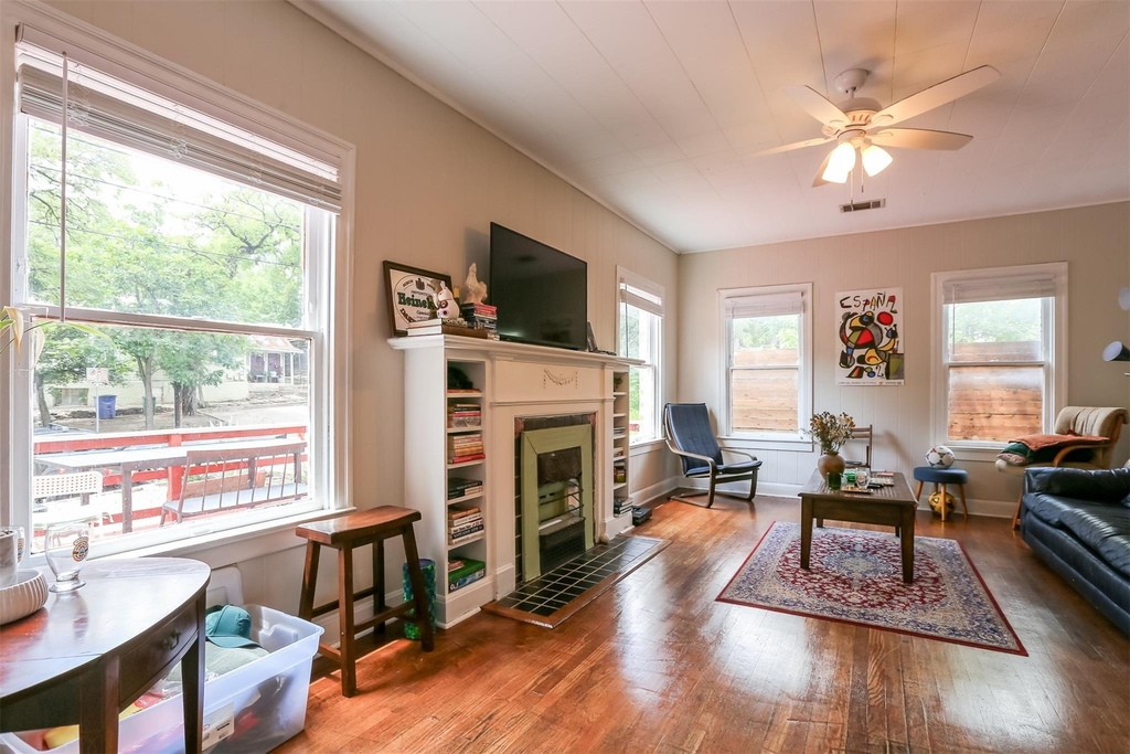 308 E 32nd St - Photo 2