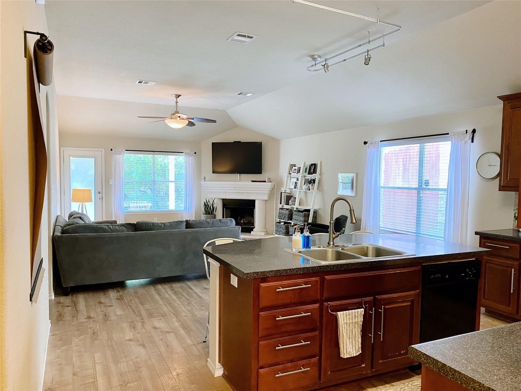 1607 Melissa Oaks Ln - Photo 8