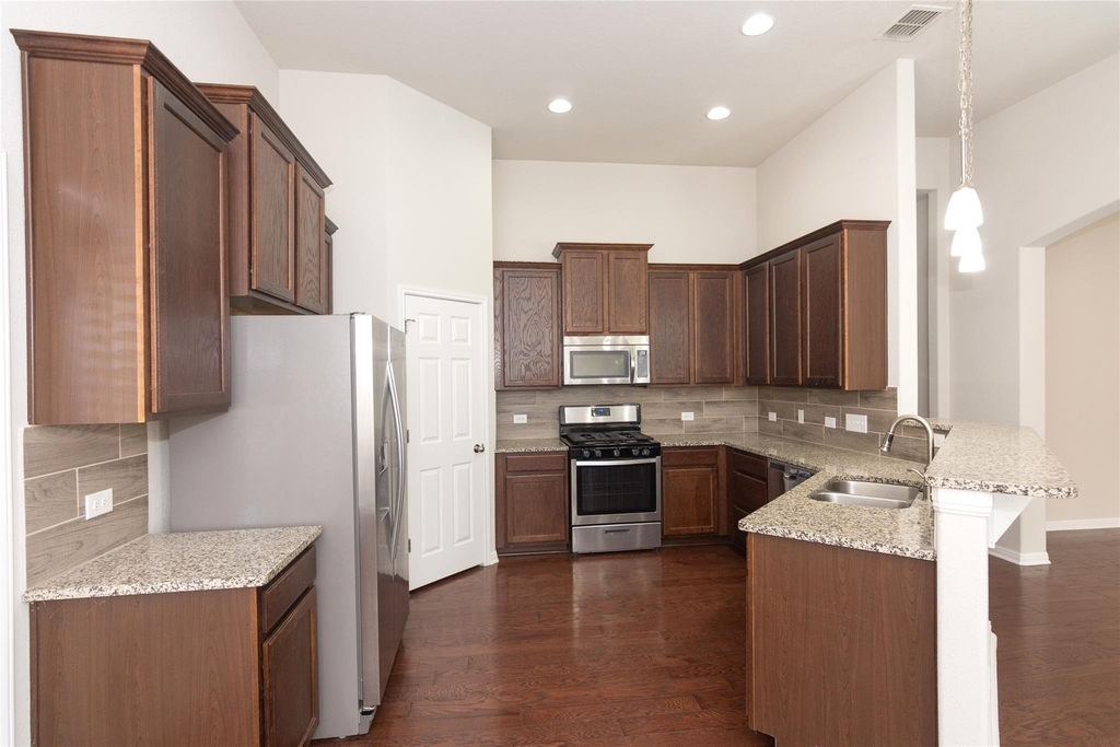 1916 Bobbywoods Ln - Photo 10