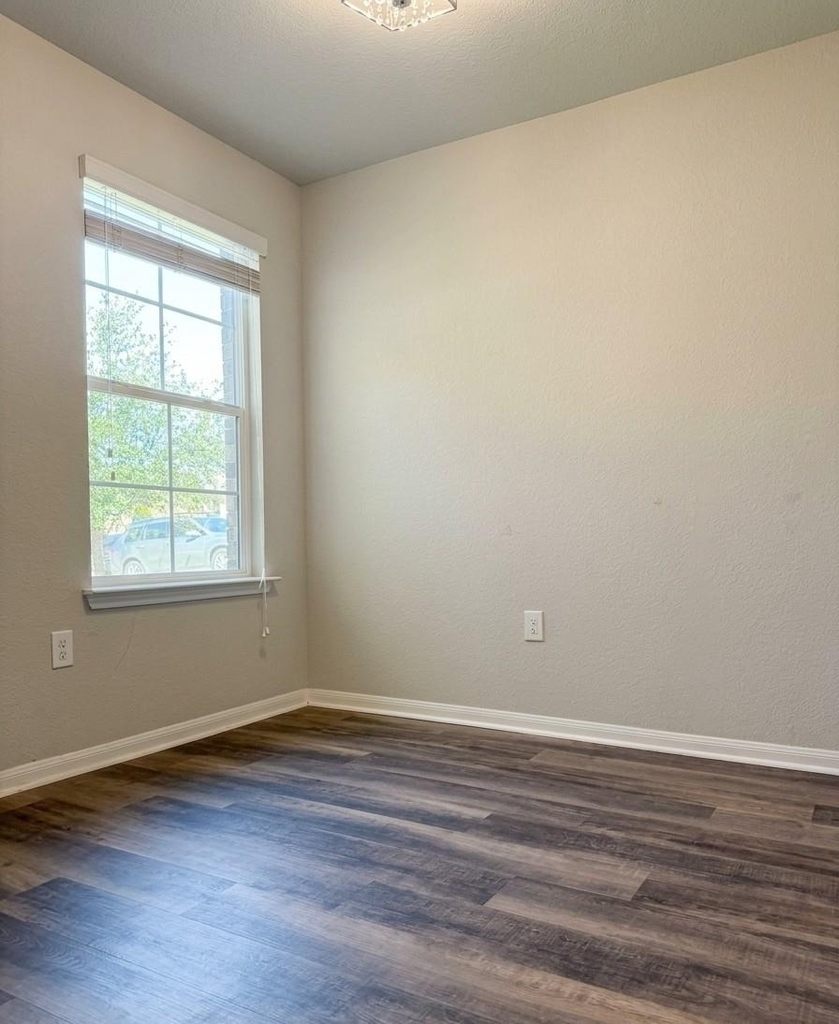 10305 Hatton Ln - Photo 4