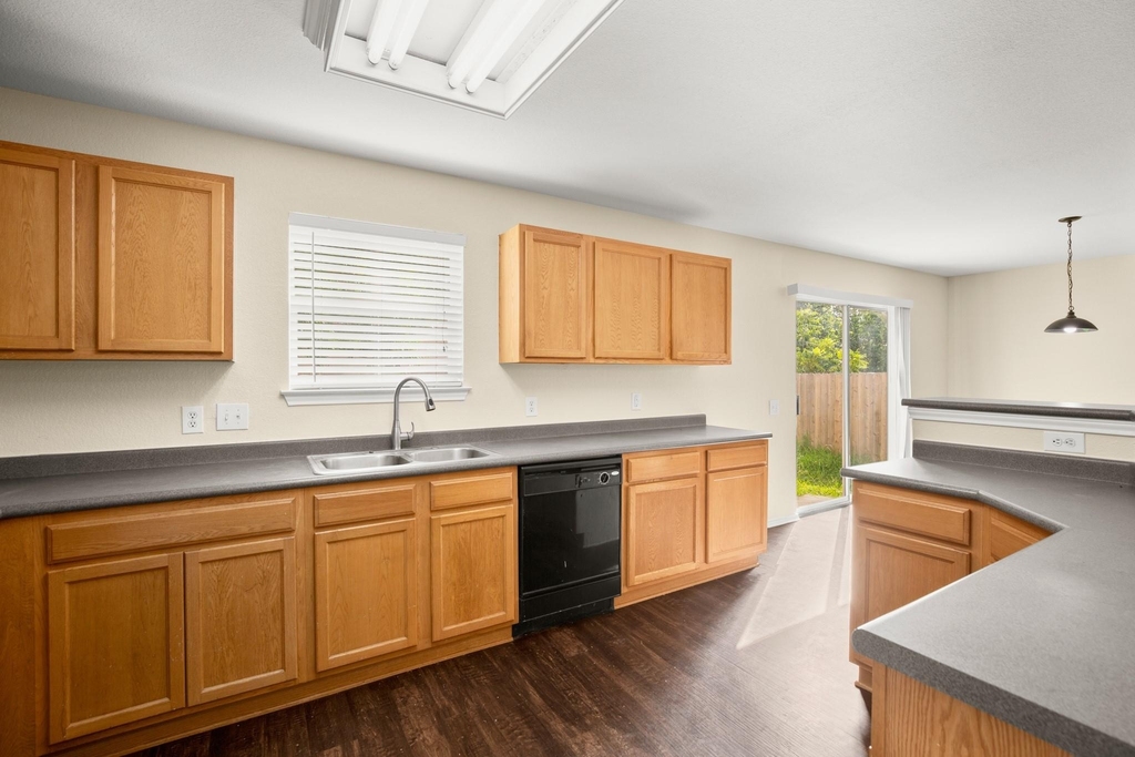 6704 Walkup Ln - Photo 2