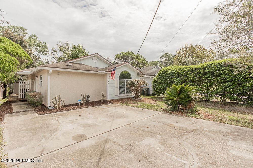 1067 Hibiscus Street - Photo 4