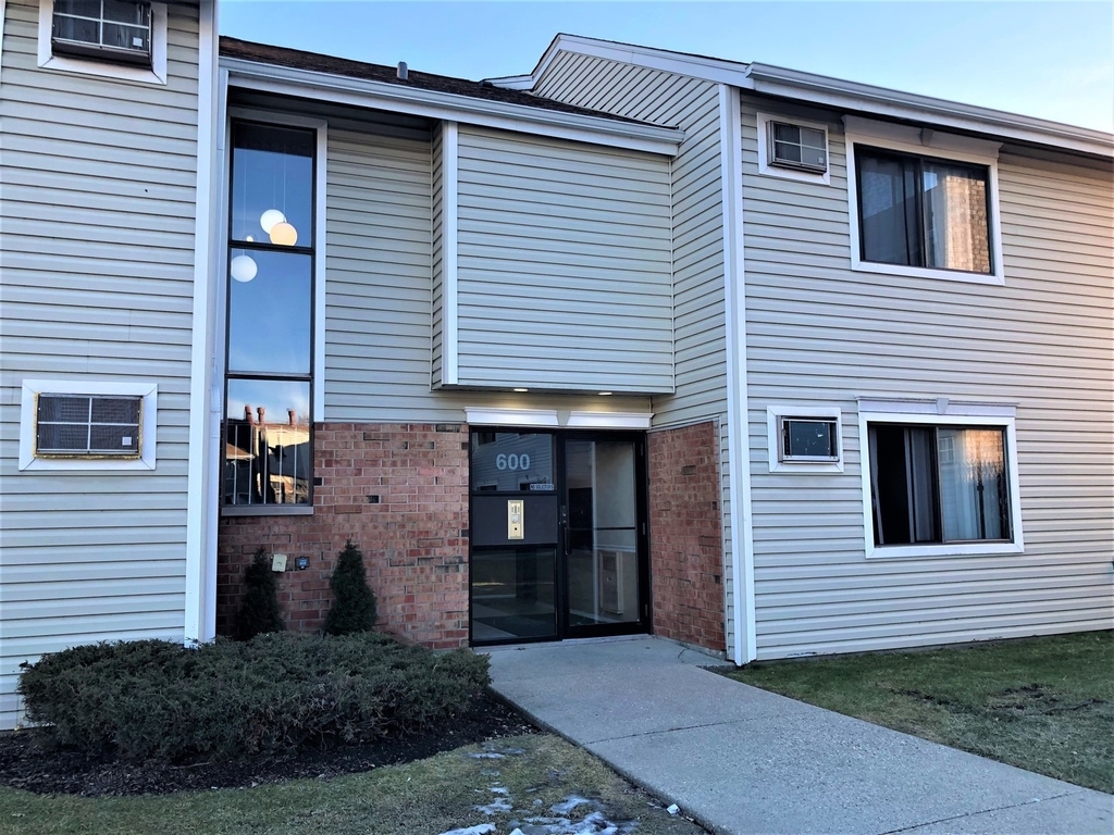600 Bayside Drive - Photo 0