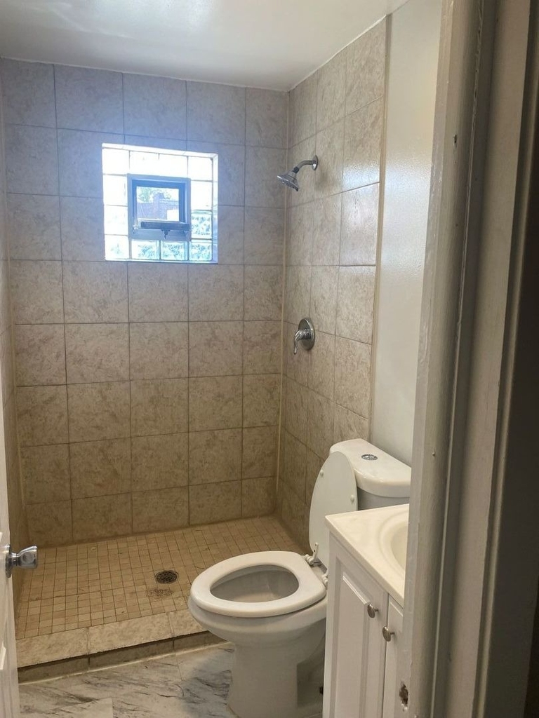 7637 S Essex Avenue - Photo 4