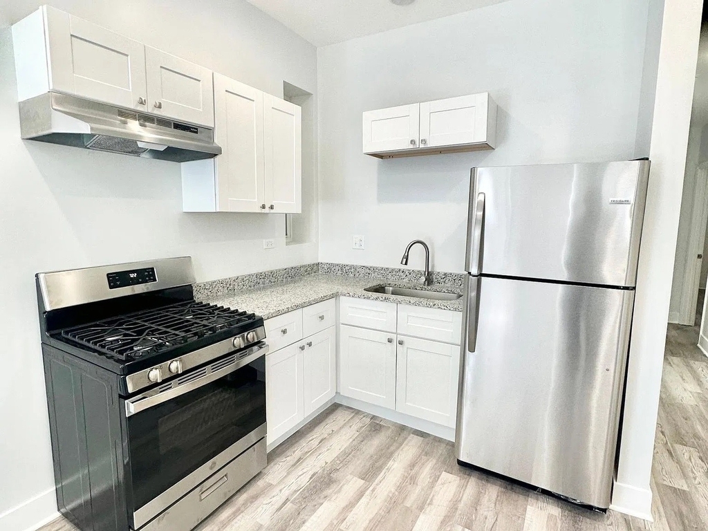 2224 S Sacramento Avenue - Photo 2