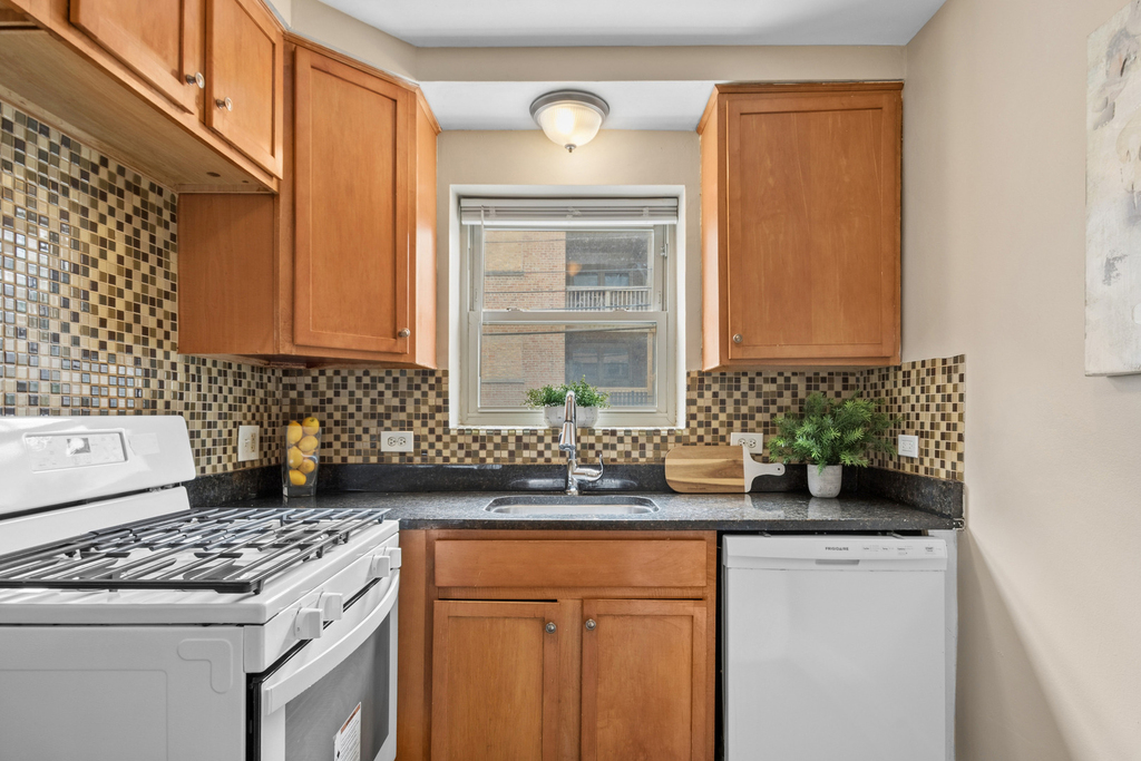 1711 W Estes Avenue - Photo 8
