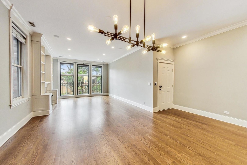 4721 N Malden Street - Photo 2