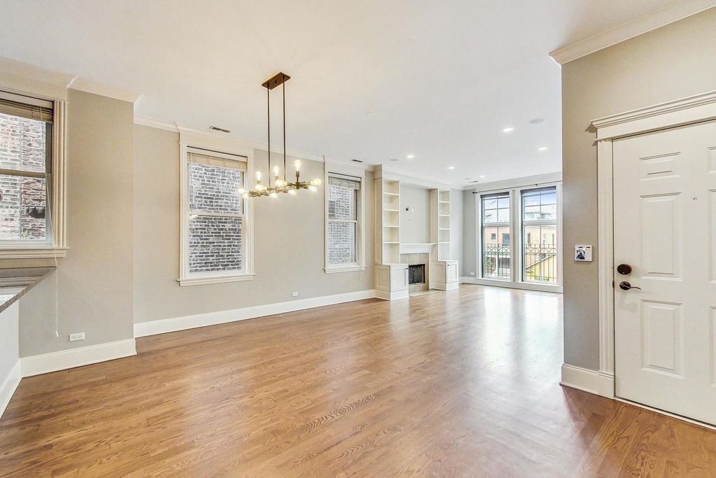 4721 N Malden Street - Photo 1