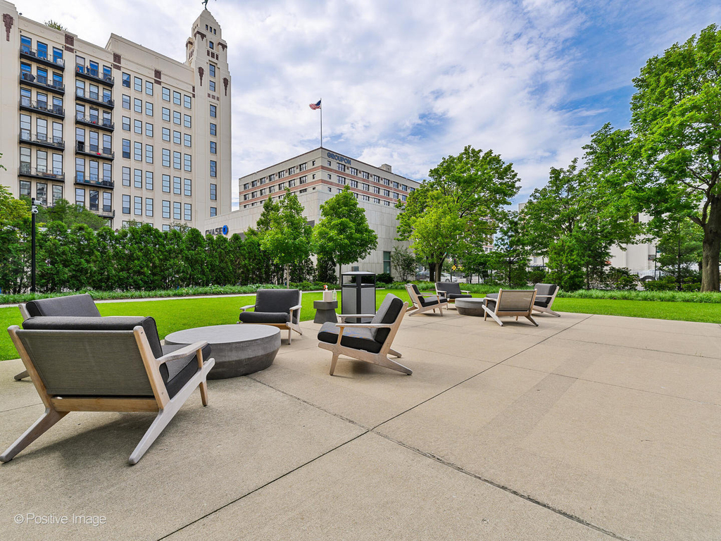 500 W Superior Street - Photo 25