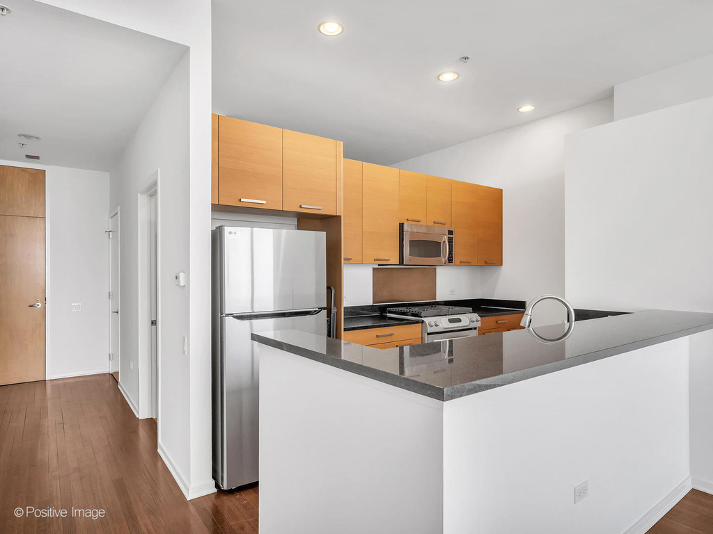 500 W Superior Street - Photo 3