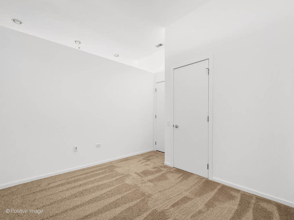 500 W Superior Street - Photo 17