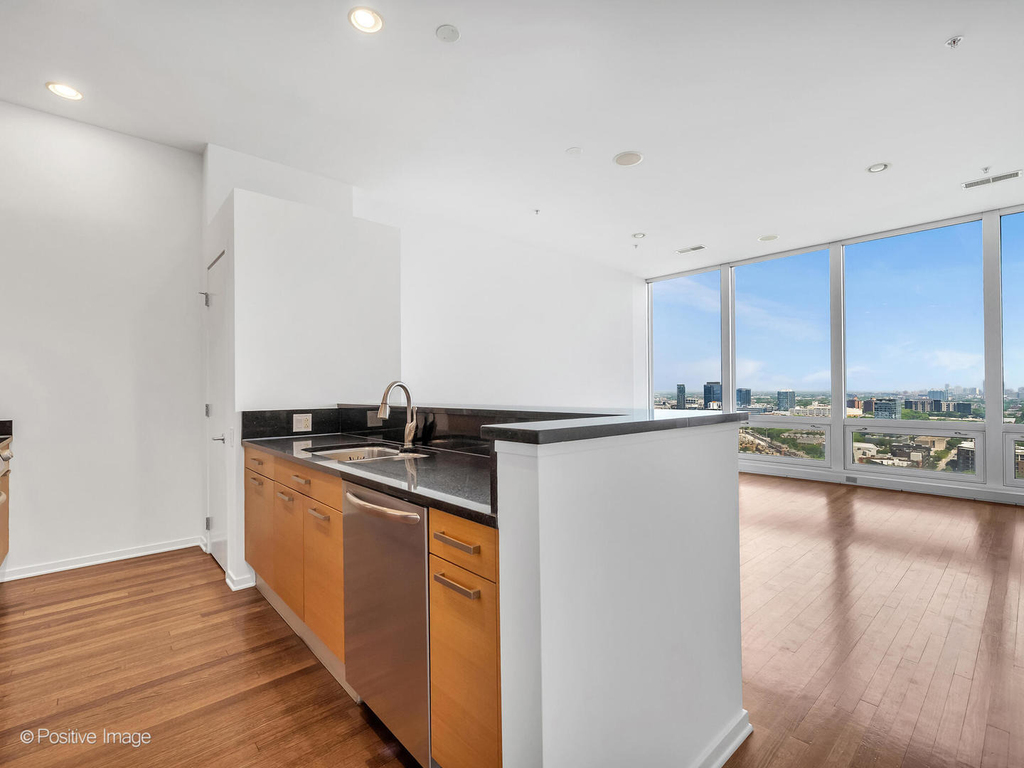 500 W Superior Street - Photo 4