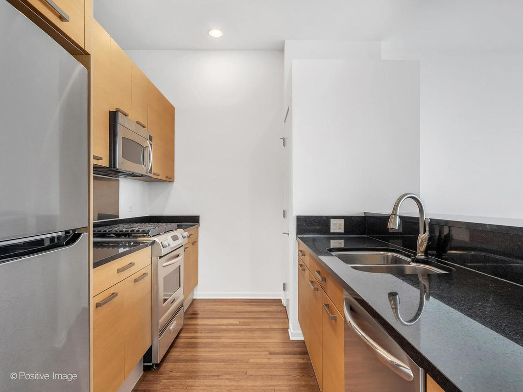 500 W Superior Street - Photo 9