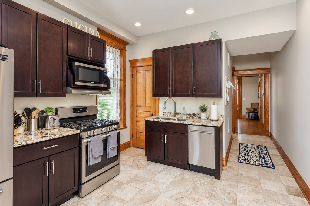 1032 W Roscoe Street - Photo 5