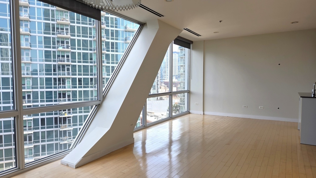 510 W Erie Street - Photo 2