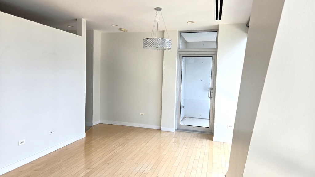 510 W Erie Street - Photo 5
