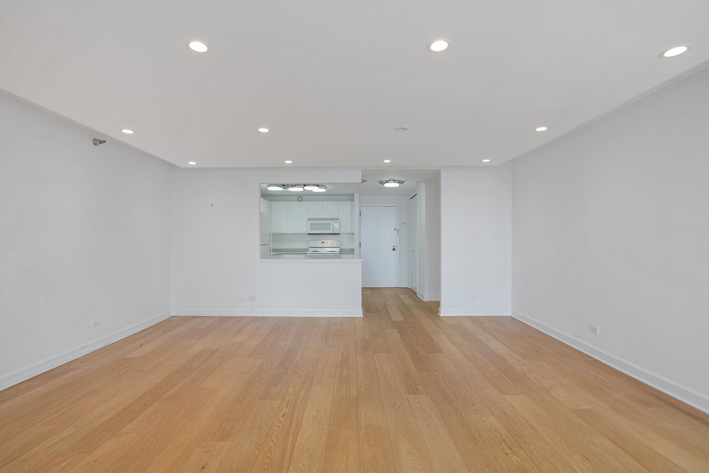 10 E Ontario Street - Photo 3