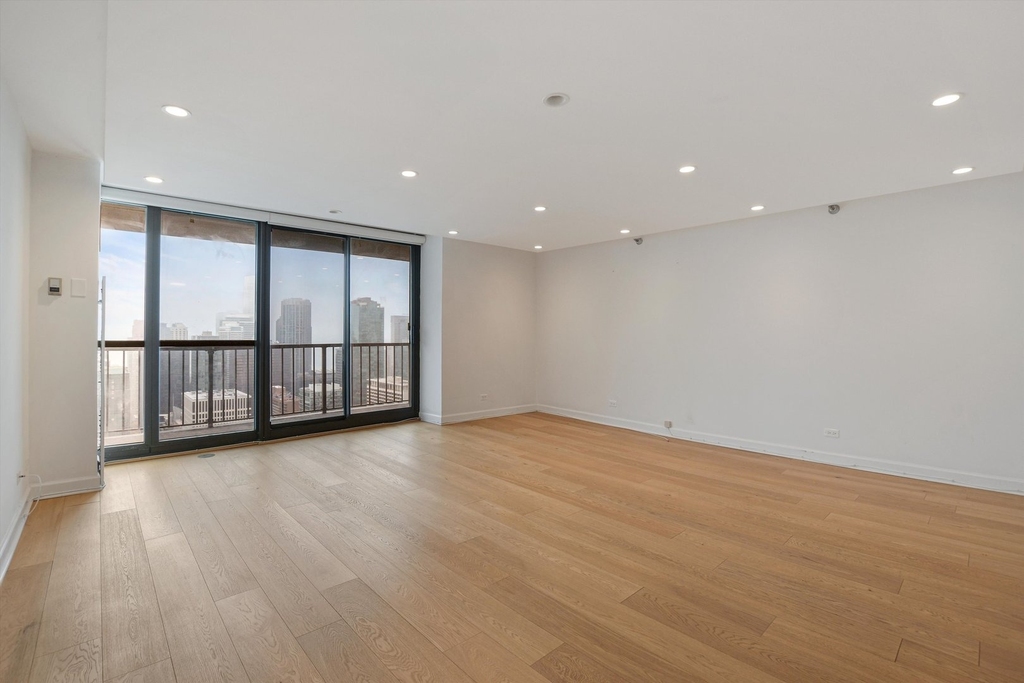 10 E Ontario Street - Photo 2