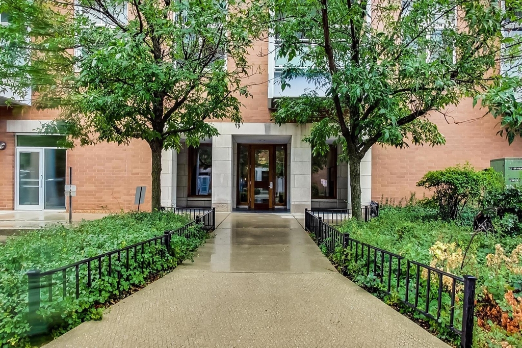 939 W Madison Street - Photo 2
