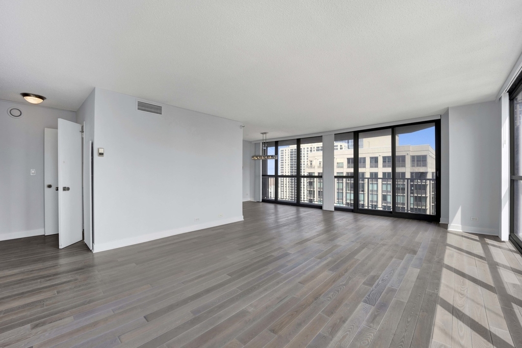 10 E Ontario Street - Photo 2