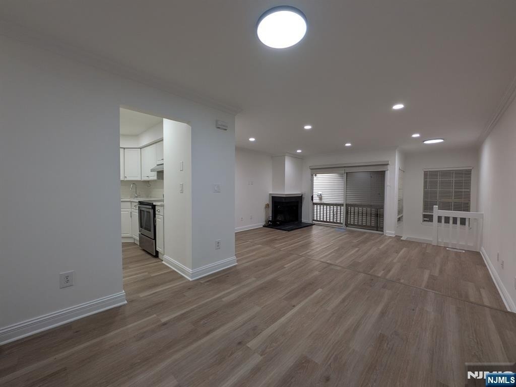 556 Windsor - Photo 3