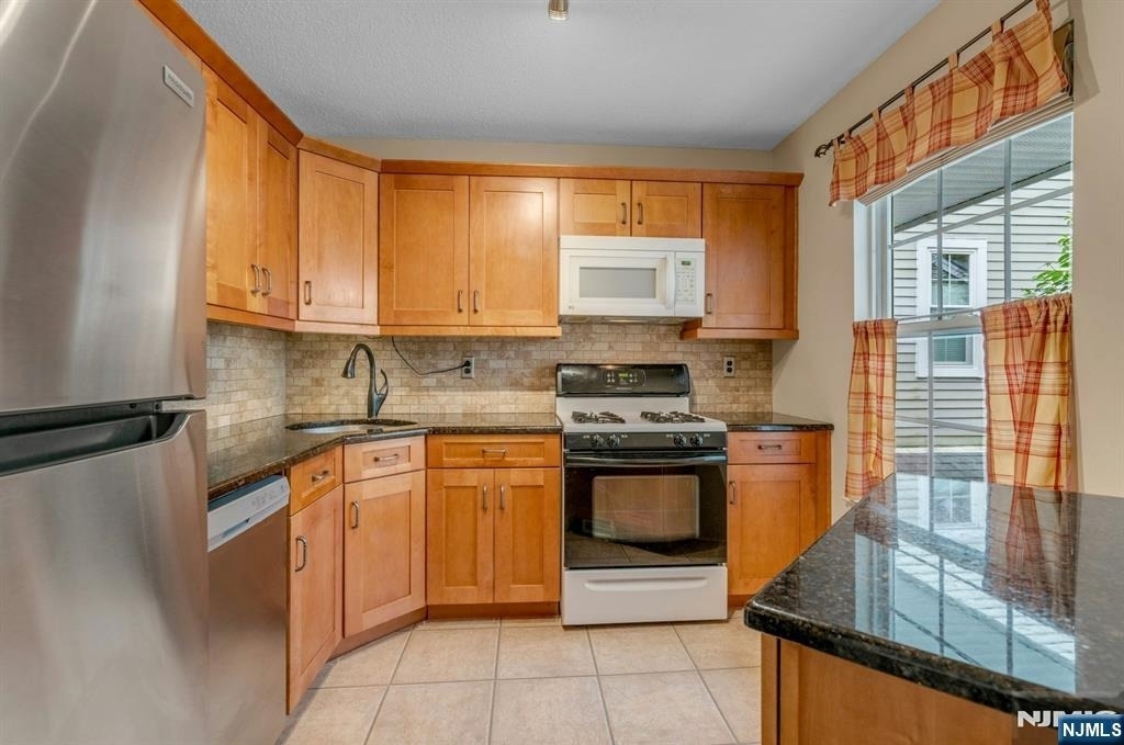 1121 Hyde Park - Photo 7
