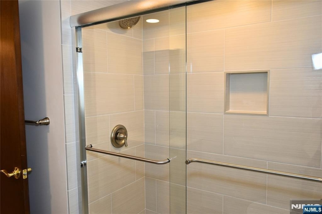 28 Elmhurst - Photo 18