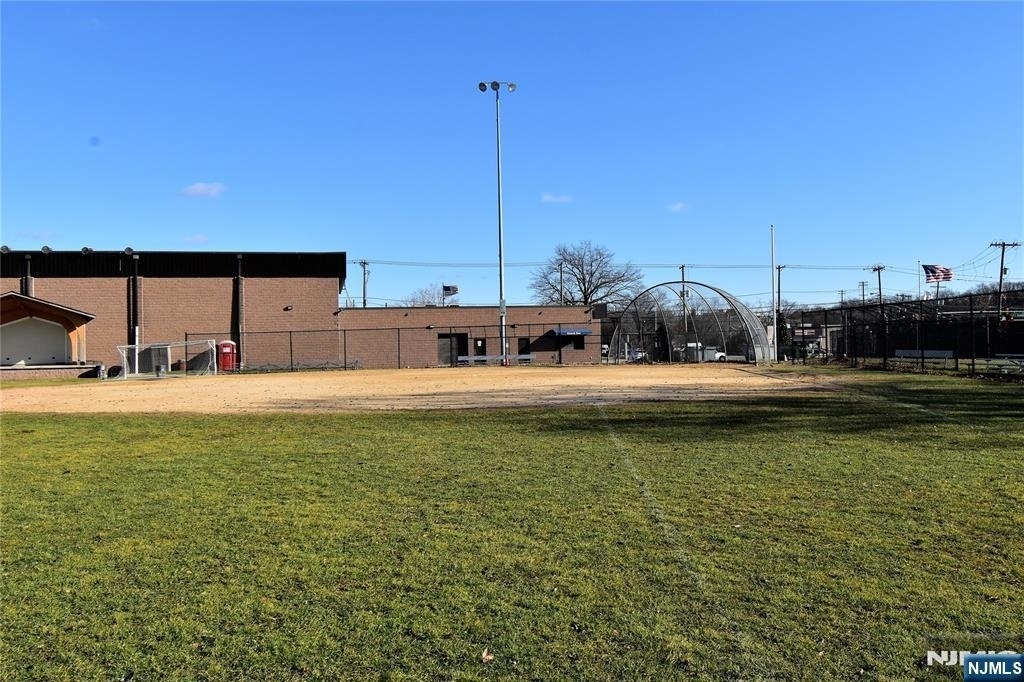28 Elmhurst - Photo 26