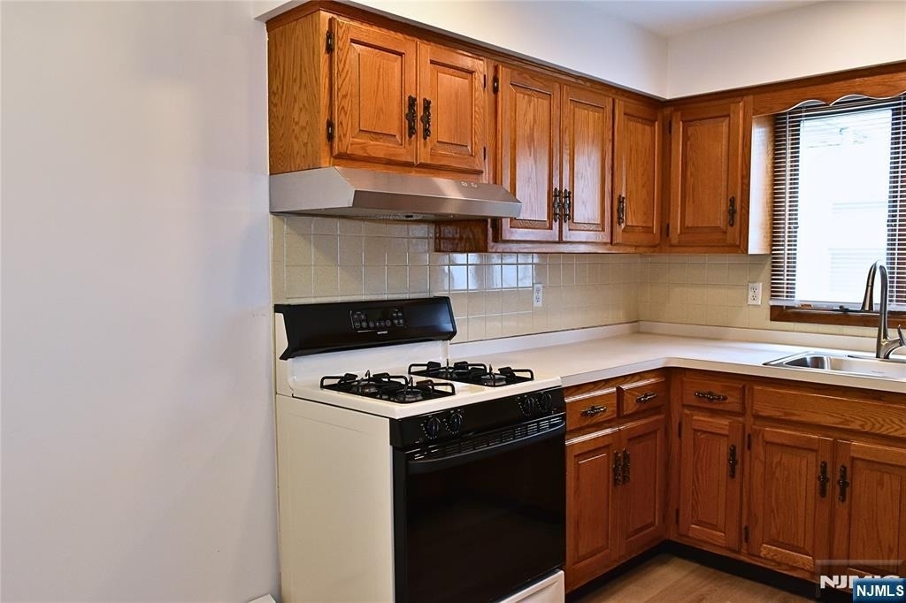 28 Elmhurst - Photo 8