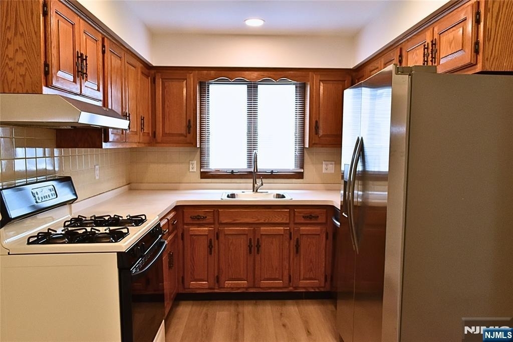 28 Elmhurst - Photo 7