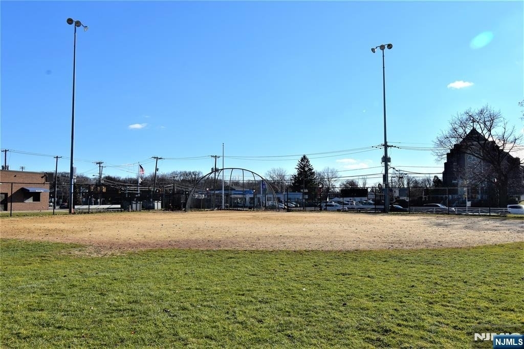 28 Elmhurst - Photo 28
