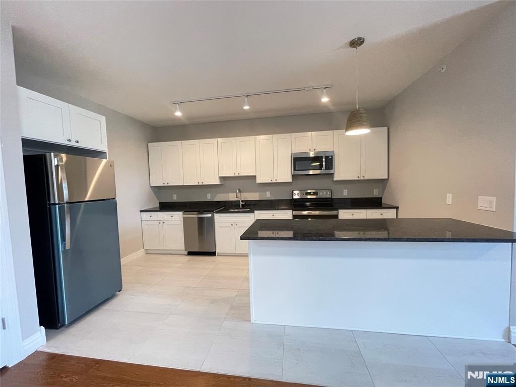 116 Essex - Photo 4