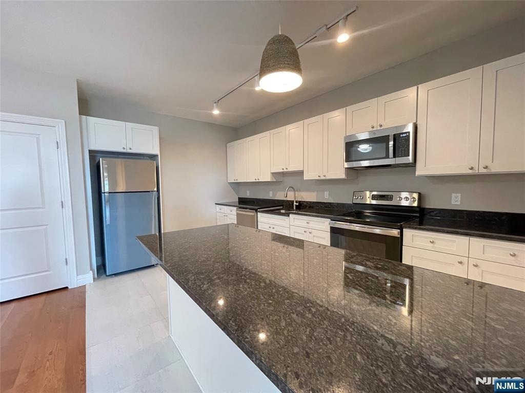 116 Essex - Photo 8